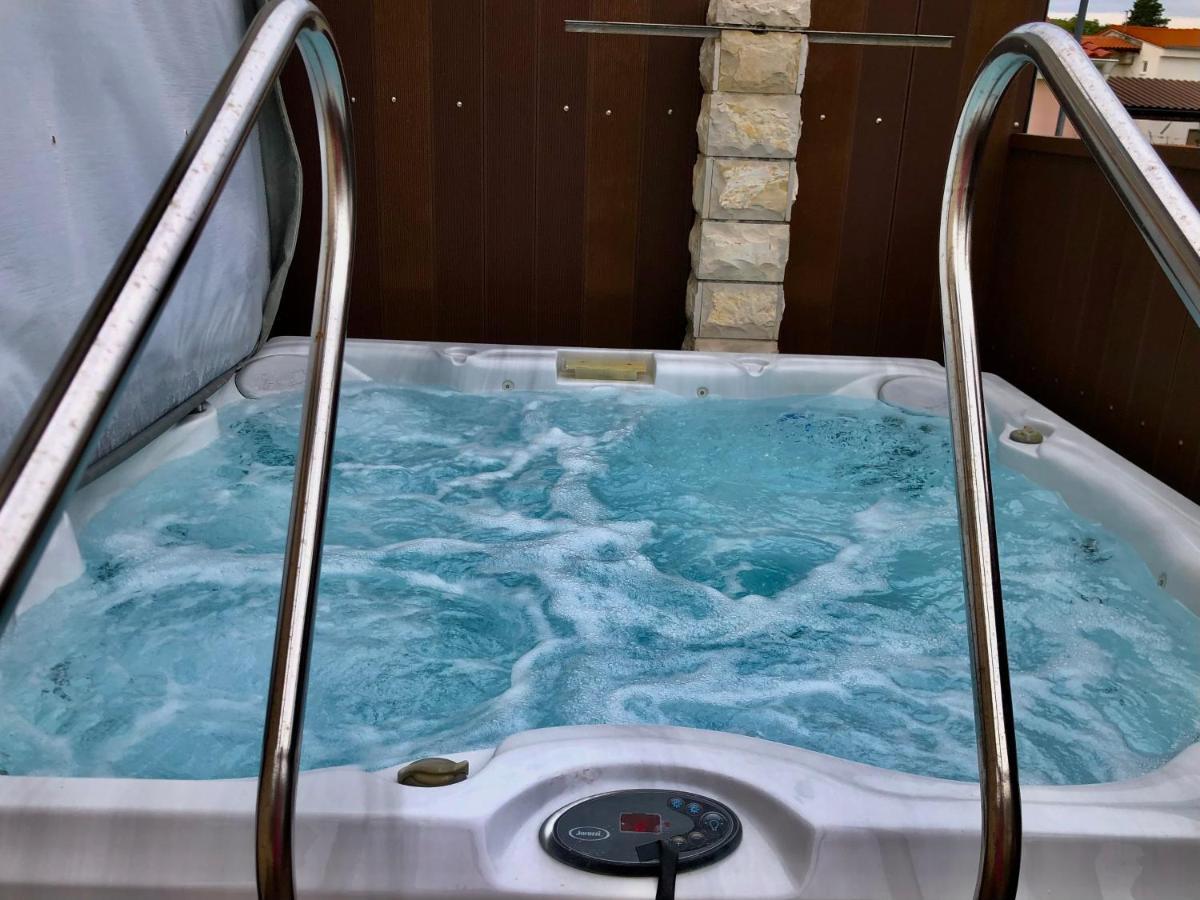Apartments Pine & Oak With Shared Seasonal Hot Tub Privlaka  Dış mekan fotoğraf