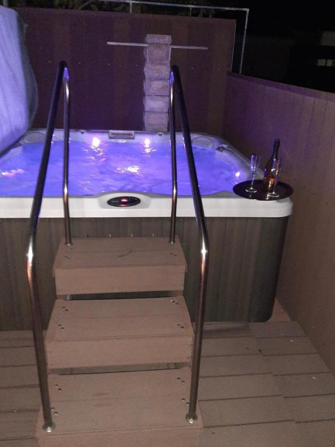 Apartments Pine & Oak With Shared Seasonal Hot Tub Privlaka  Dış mekan fotoğraf